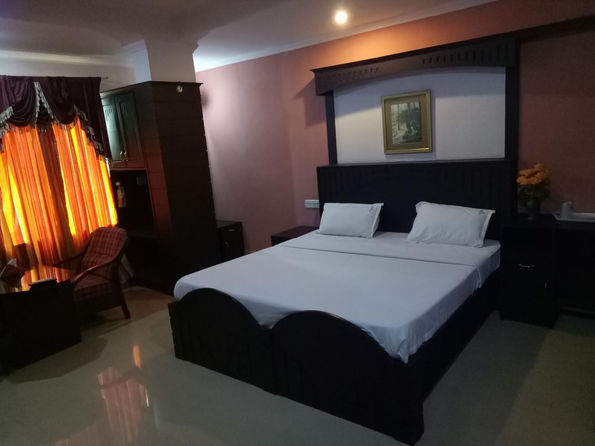 Hotel Priya Chengannur Экстерьер фото